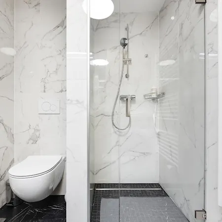 Modern 1 Bedroom In Center With Covered Parking Appartamento Lubiana