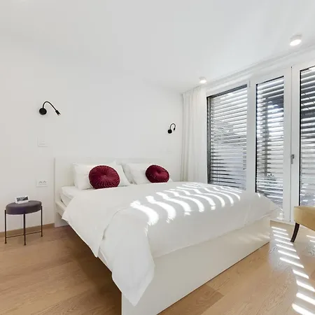 Modern 1 Bedroom In Center With Covered Parking Appartamento Lubiana